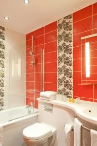 Compact private bathroom at Hotel Berkeley Paris with bathtub and free toiletries