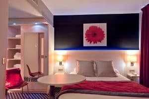 Compact Double Room at Hotel Berkeley Paris with a double bed, work desk, flat-screen TV, minibar, air conditioning and an en-suite bathroom