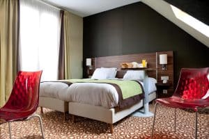Single Room at Hotel Berkeley Paris with one single bed, work desk, flat-screen TV, minibar and an en-suite bathroom with bath