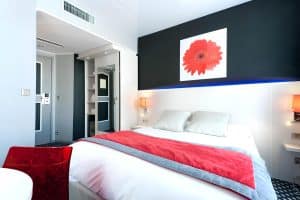 Double Room at Hotel Berkeley Paris with one double bed, work desk, flat-screen TV with Canal+, minibar and an en-suite bathroom with bath
