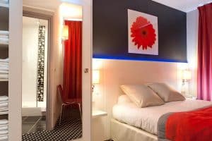 Twin Room at Hotel Berkeley Paris with two single beds, work desk, flat-screen TV, minibar and an en-suite bathroom with bath