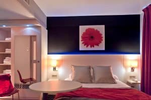 Superior Double Room at Hotel Berkeley Paris with a double bed, work desk, flat-screen TV, minibar and an en-suite bathroom, the largest room category in the hotel
