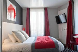 Hotel Berkeley double bedroom with carpeted floor, work desk and Canal+ flat-screen TV