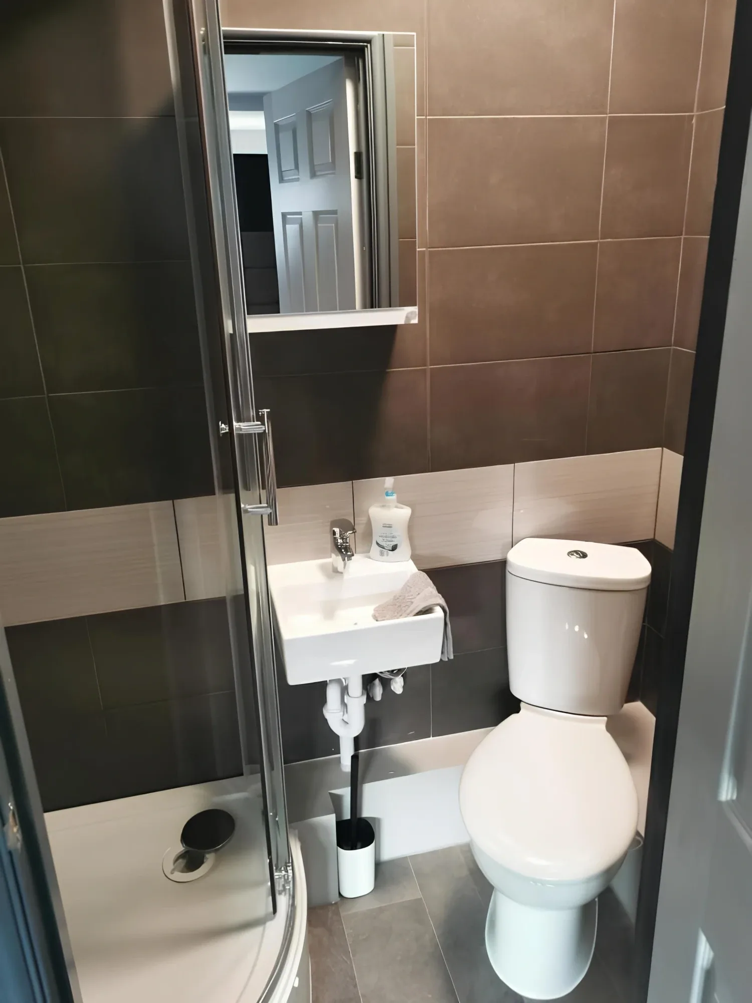 Shower, washbasin and toilet in the bathroom associated with the Studio